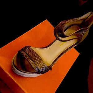 Enzo Anciolini sandal taupe color wedged heels and zipper on back